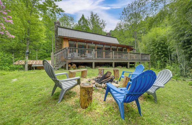 Waynesville Cabin w/ Grill, Fire Pit, & Hot Tub!