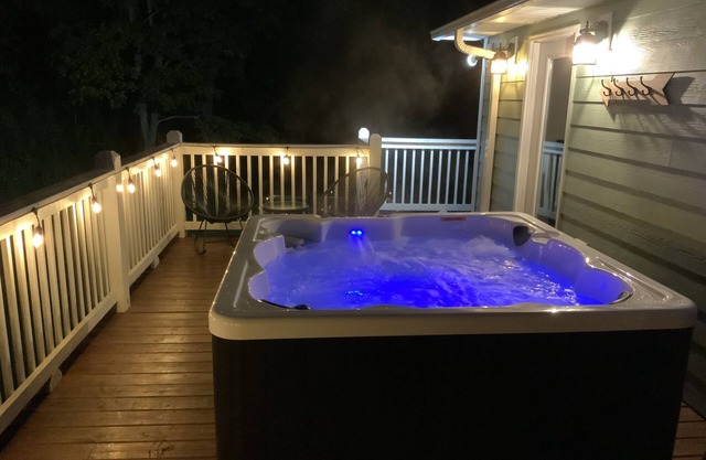 Hot Tub, Fire Pit, Close to AVL & Burnsville! Perfect Location! Easy Access!