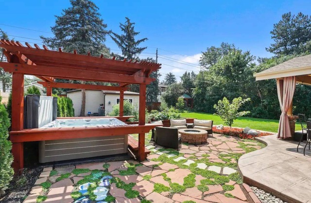 Charming SW Denver Home-Outdoor Oasis w/hot tub