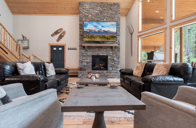 Yellowstone Escape,5Br,3 1/2Ba,Sleeps 15,Hot tub,BBQ,Firepit,Secluded,Mountain Views,20m 2 YNP