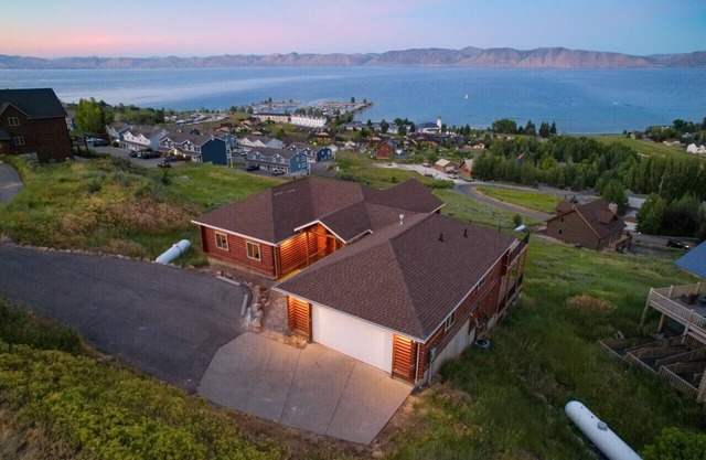Hot Tub! Foosball! Lake views! Bunks! Sleeps 30+!