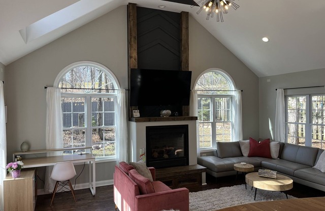 Hot tub & Game Room, 2 Blocks to lake, 8 min. to Downtown LG
