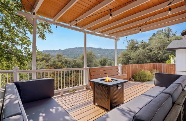 Sierra Haus Hot Tub - Game Room - Fire Pit - 20 min 2 Yosemite