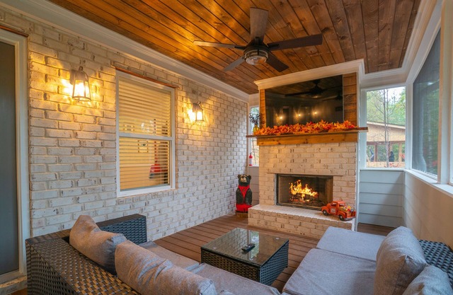 Hot-Tub+Game Room-Screened in Back deck with Fireplace-Walk to Helen