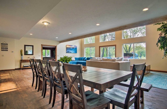 NOUVEAU! Large Home w / Hot Tub - Marchez jusqu'au lac Michigan!