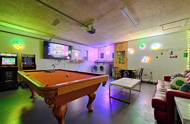 Hot Tub, Gameroom,17 min to Dickies Arena, FirePit!