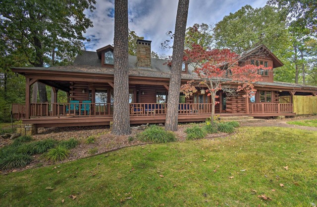 Hot Tub, Grill: Hilltop Log Cabin in Hot Springs!