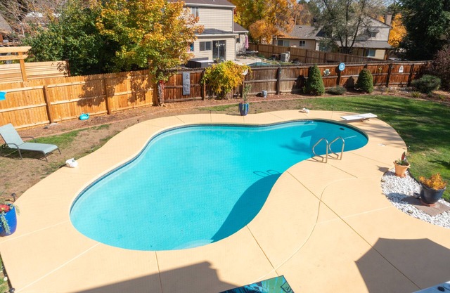Hot Tub & HEATED Pool Relaxing Home In Arvada, close to Boulder/Denver/Springs