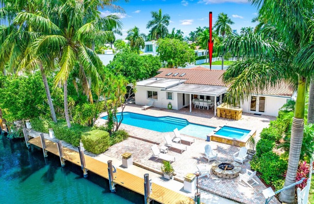 Hot Tub & Heated Pool! Waterfront+1 Mile To Beach!