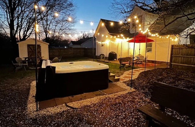 Hot tub heaven w/ 12 ft ceilings + stunning bath