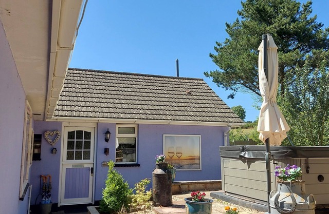 Hot Tub Hideaway - luxury romantic getaway in stunning countryside. Pet friendly