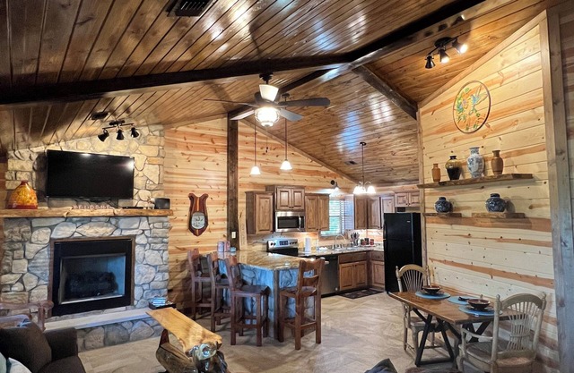 Hot Tub! Just 25-30 Minutes N of Broken Bow Lake. Firepit! High Speed Wifi!!
