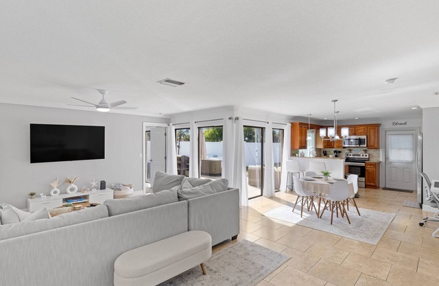 Hot Tub/ King Bed - Cozy Home in Cape Coral!