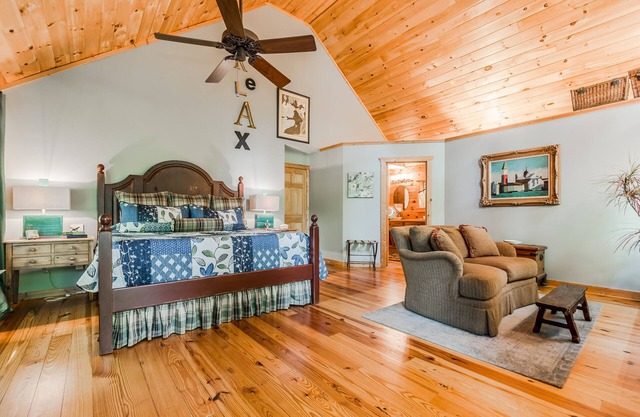 ❀ Décor de cabine rustique, lit king size, bain à remous, plafond voûté, foyer au gaz ❀