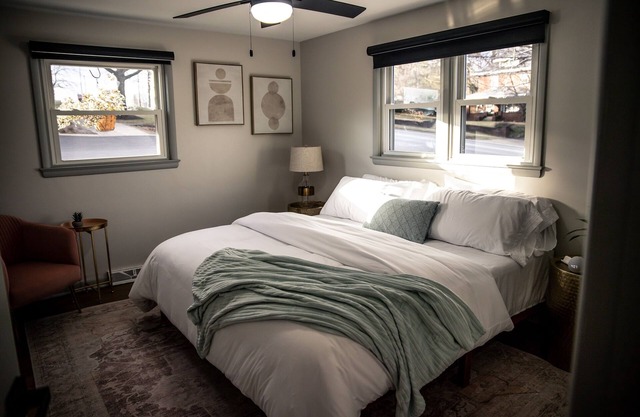 Hot tub, king beds, outdoor spaces, walking distance to food & shopping