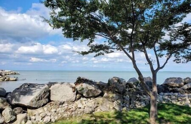 Hot Tub-Lake Erie Beach House, Lake Front