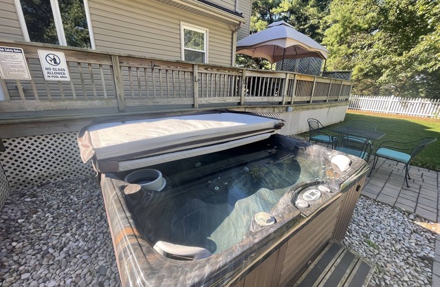 HOT TUB! Large 5 Bedroom House: Sleeps 16
