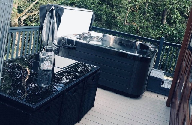Hot tub lodge getaway with bar & many locals attractions, beaches, zoo ect