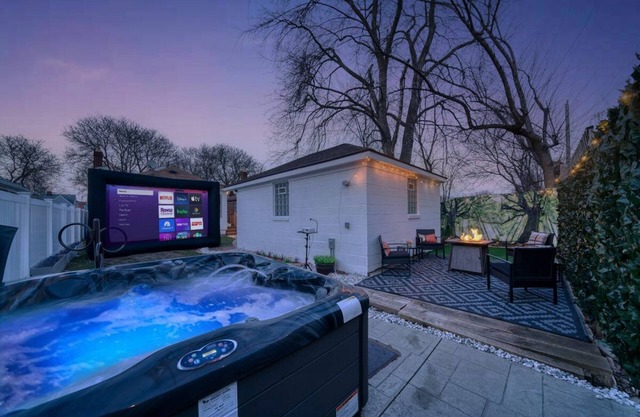 Hot tub + Luxury cozy home + Fire pit + Game Room + Pool Table