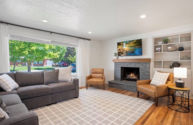Hot Tub ~ Media Room ~ Game Room ~ USU .4 miles