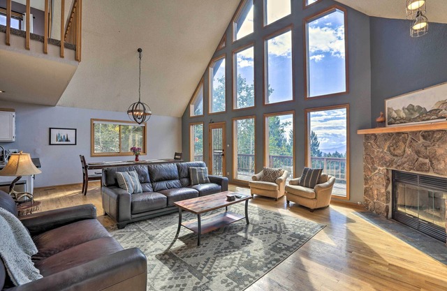 Hot Tub & Mountain Views: Conifer Cabin!