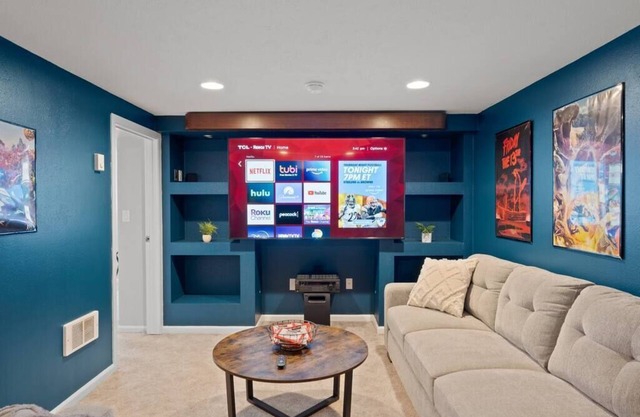 Theater Room / Hot Tub / 2 Living Rooms/ Fire Pit