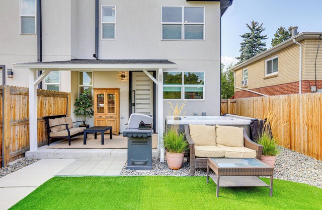 Hot Tub & Mtn-View Rooftop Deck: Golden Home