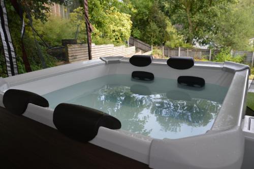 Hot Tub Oasis by the Sea & Woods