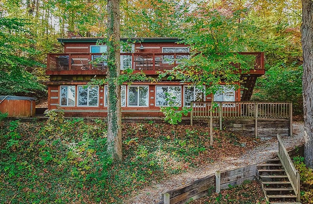 Surplombant le lac Monroe se trouve Soaring Eagle Log Cabin.