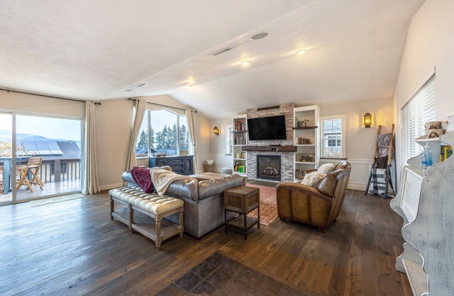 Hot Tub, Pet Friendly, Walk to Downtown Hood River!