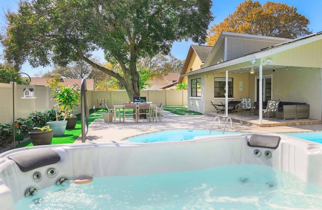 Hot Tub, Pool, 10 min Beach, Minigolf @ Snook Haven