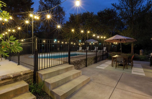 Hot Tub, Pool, Fully Loaded, 10 min to Bulleit Distillery, Between LOU and LEX.