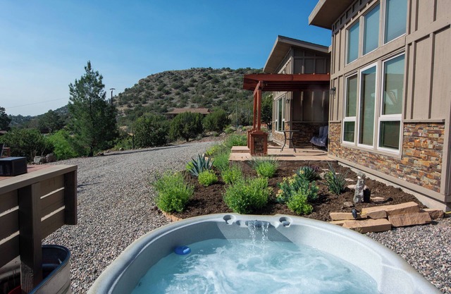 Stargazer Bungalow, Hot Tub, 10% off for AZ residents, and NO checkout chores!