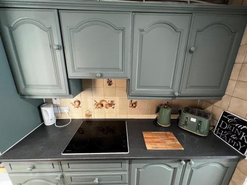 Hot Tub - Pool Table - Free Parking - Sleeps 12