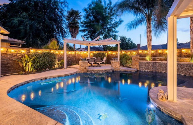 Hot Tub & Pool with 5 Cozy Bedrooms
