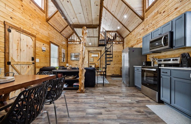 Hot Tub (Private) | Dogs OK | FirePit | MuirValley | Hiking