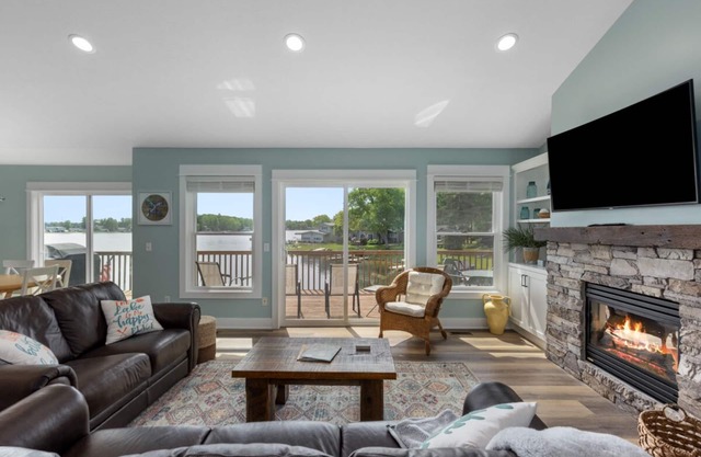 Hot Tub - Remodeled Canadian Lakes lakefront home with breathtaking sunsets!
