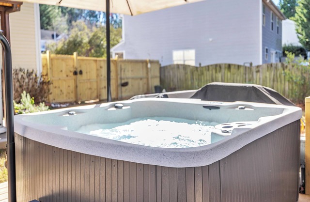 HOT TUB! Renovated, Sleeps 6, pets OK! Close to everything