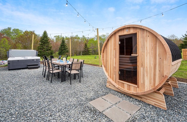 Hot tub-Sauna-Game Room-Fire pit-Close to Acadia/Bar Harbor!