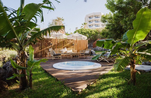 11 au bord de la piscine de golf de la mer AyP