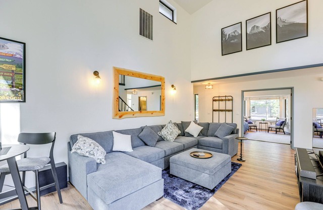 Hot Tub & SHARC Passes: Renovated Sunriver Retreat