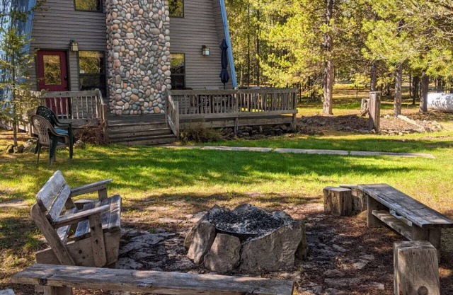 Hot Tub! Short walk to the lake! Cozy Retreat!