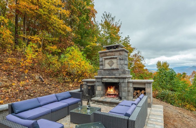 Hot Tub, Stunning Mtn Views, Outdoor Patio and Fireplace, Private, Mins to town.