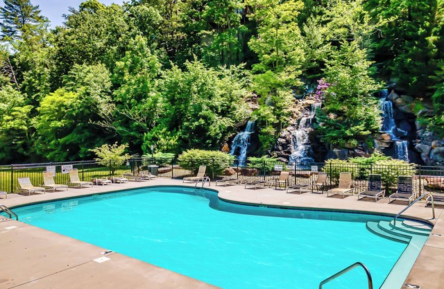 Hot Tub, Stunning Views, Indoor/Outdoor Pools, Game Loft & Mini Golf
