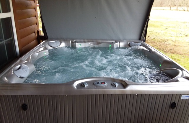 Nouveau HOT TUB! River Front & Mountain View Cabin, Tube, Fish, Pool, Près de Helen