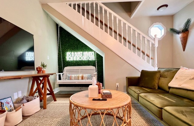 *HOT TUB* The Boho Bungalow: Downtown Huntsville