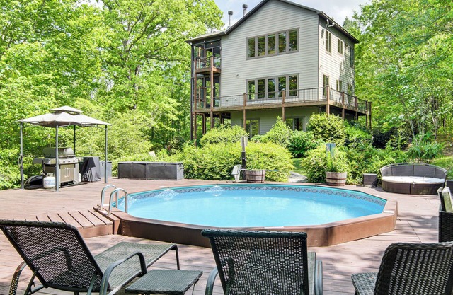 Hot Tub & Trail Access: 'Treehouse' in Landrum!