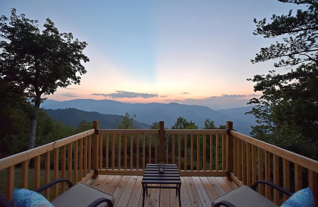 La plus belle vue que vous avez jamais vue !! Cabane en rondins Mountaintop avec bain à remous et VUES!
