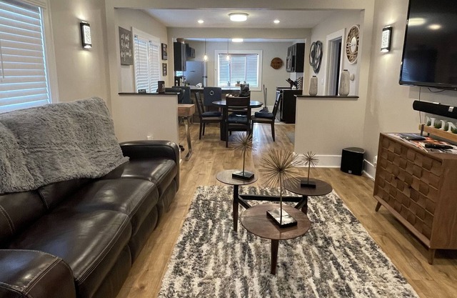Beautiful Home Huge Backyard, Fire Pit,Patio, Downtown Entertainment