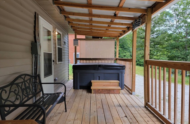 Hot Tub & WiFi - Mimi's Hideaway - Budget-Friendly Escape in Red River Gorge, KY